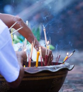 burning-incense-sticks-in-a-buddhist-temple-in-tha-A6ZWVFN.jpg